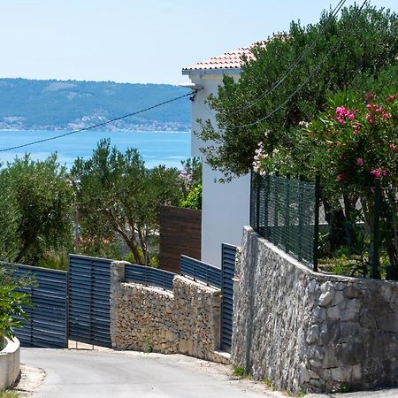 Plum Holiday Home Kastel Stari Exterior photo